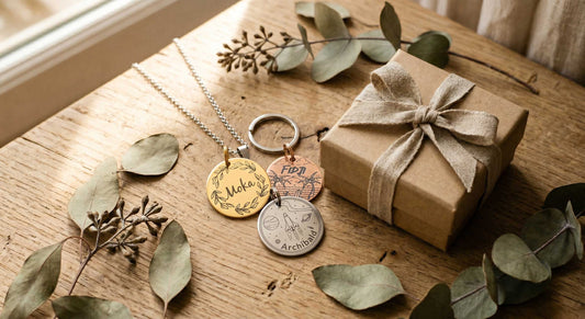 Médaille gravée personnalisée pour chien posée à côté d'un cadeau emballé, ambiance artisanale française, lumière douce naturelle.