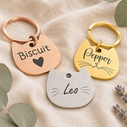 Médaille forme chat gravée au laser en acier inoxydable, personnalisée avec prénom et coordonnées, fabriquée en France par Medaléa