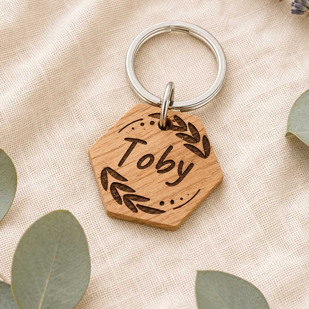 Médaille hexagonale en bois gravée au laser pour chat, personnalisée avec prénom et motif, fabriquée en France par Medaléa