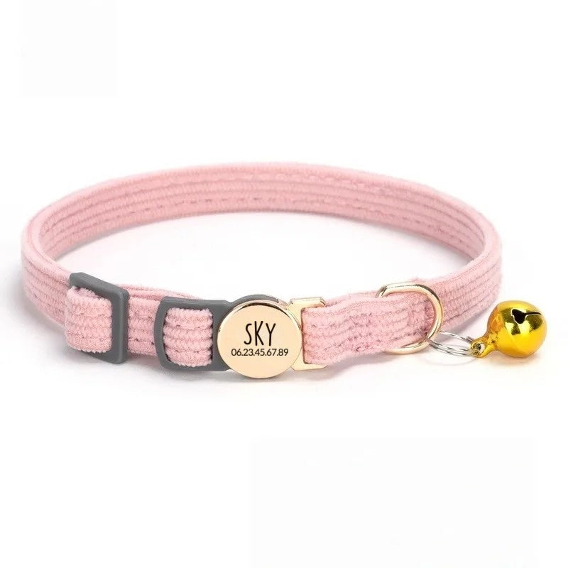 Collier chat personnalisé rose poudré en velours côtelé, plaque ronde dorée gravée SKY, clochette dorée