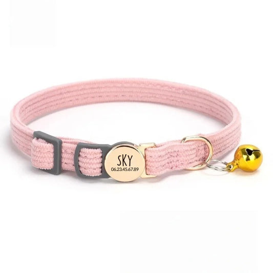 Collier chat personnalisé rose poudré en velours côtelé, plaque ronde dorée gravée SKY, clochette dorée