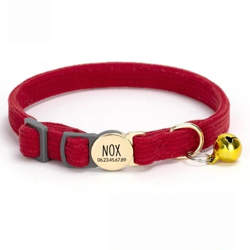 Collier chat personnalisé rouge en velours côtelé, plaque ronde dorée gravée NOX, clochette dorée
