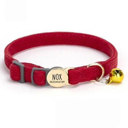 Collier chat personnalisé rouge en velours côtelé, plaque ronde dorée gravée NOX, clochette dorée
