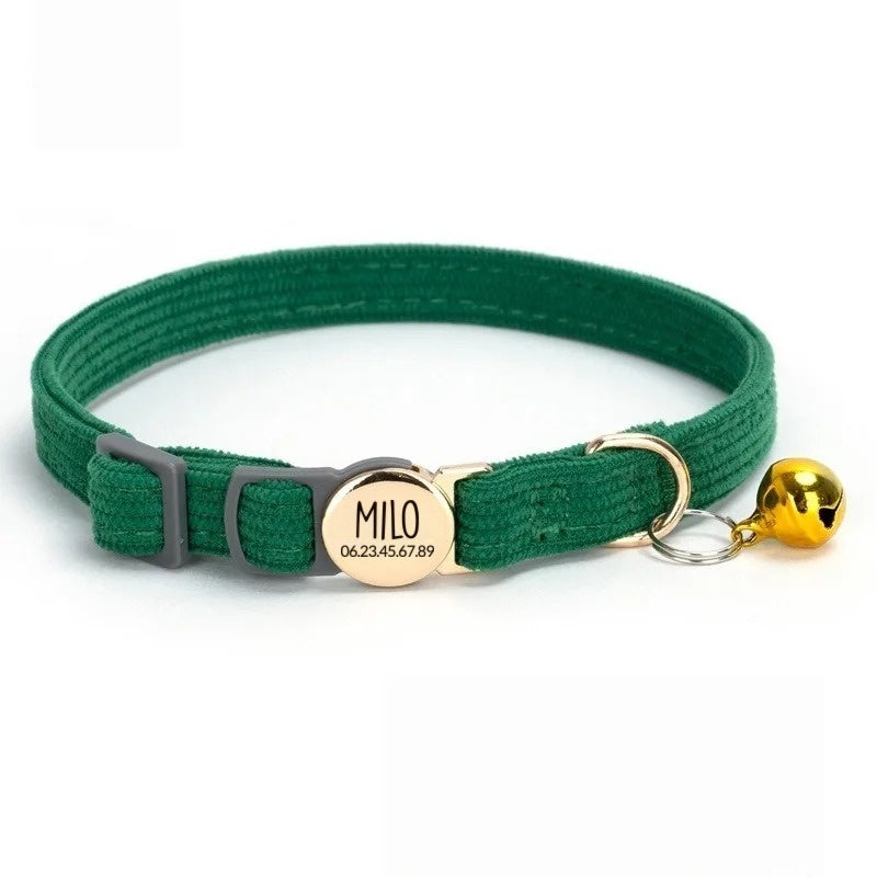 Collier chat personnalisé vert sapin en velours côtelé, plaque ronde dorée gravée MILO, clochette dorée
