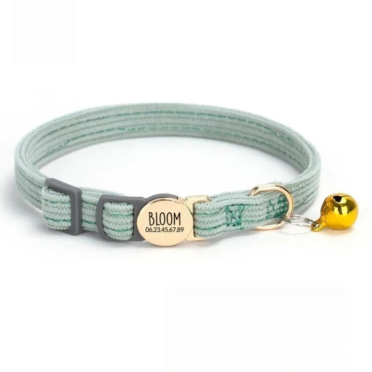 Collier chat personnalisé vert menthe en velours côtelé, plaque ronde dorée gravée BLOOM, clochette dorée